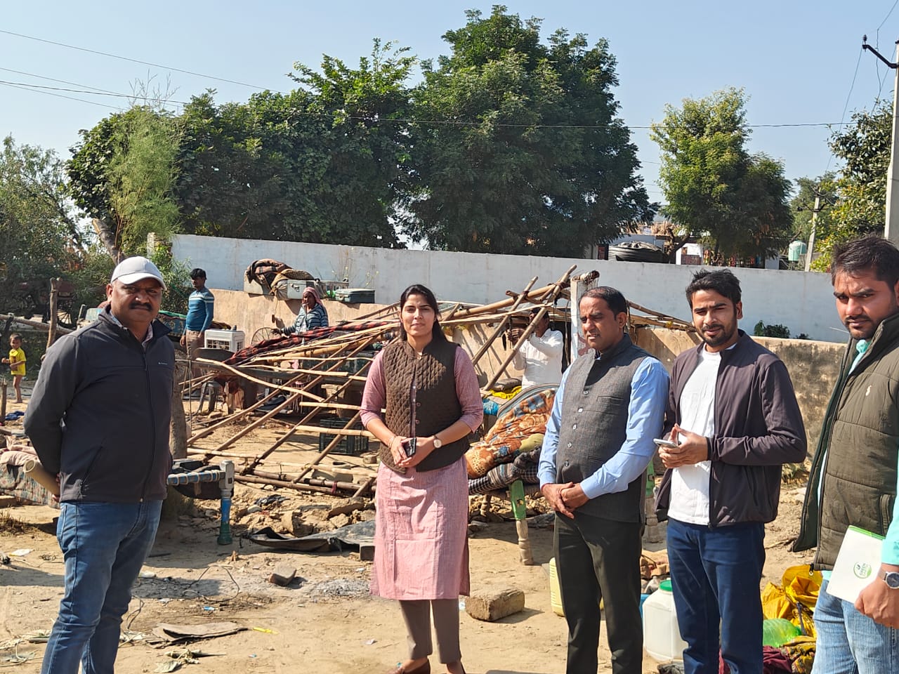 लखनपुर के पहरसर गांव में प्राथमिक स्वास्थ्य केंद्र की भूमि से नायब तहसीलदार ने हटवाया अतिक्रमण: पक्के निर्माण को जेसीबी से हटवाया